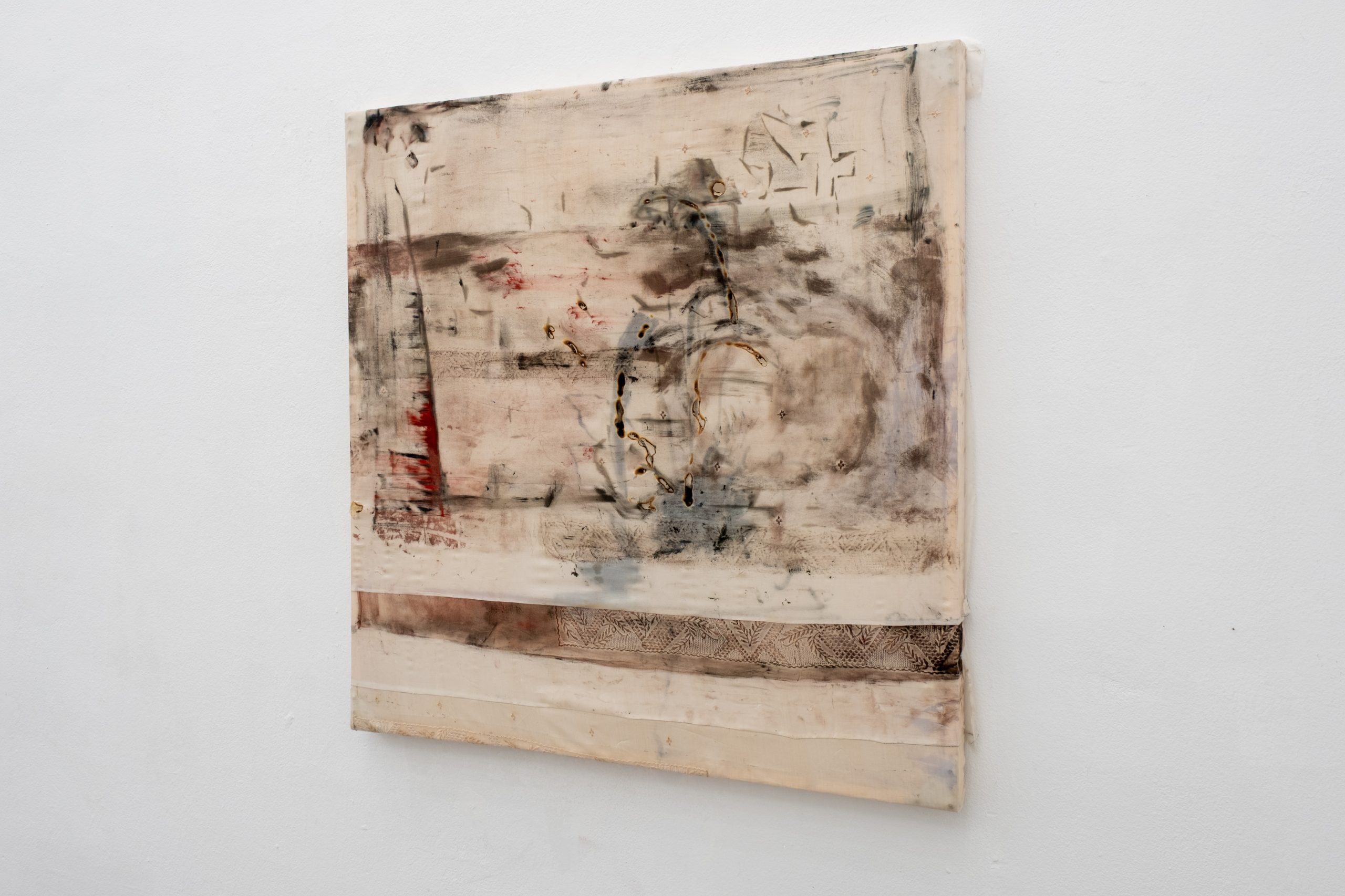 丝绸上油彩、墨水、烧痕、刺绣 Oil, Ink, Burn marks, embroidery on Silk